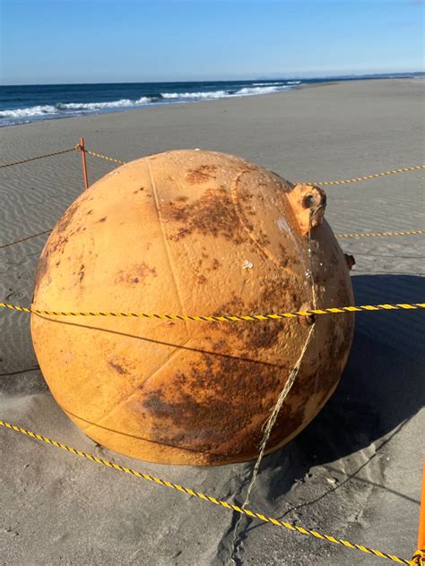 bolas inflables gigantes|Aparece una misteriosa bola de hierro en una playa de Japón.